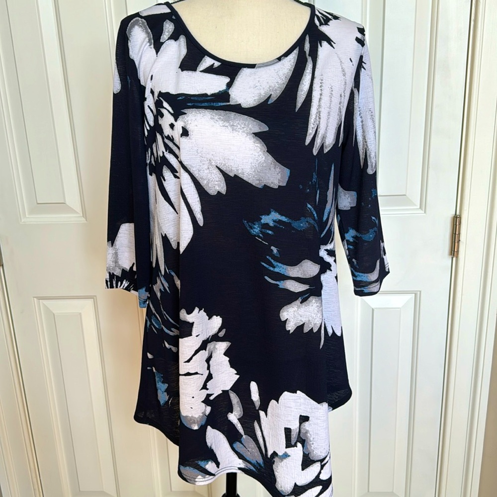 Clara Sun Woo asymmetrical floral tunic top. Size Medium.